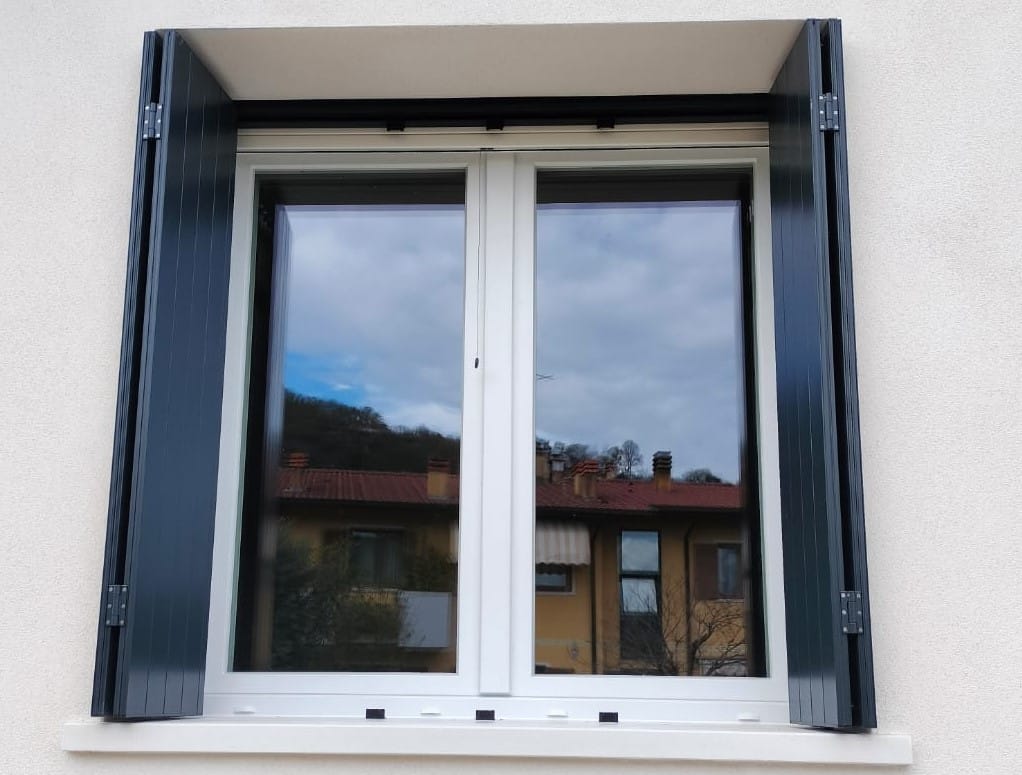 Serramento in pvc bianco con scuri in alluminio grigio scuro