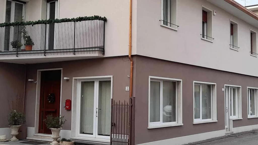 Slider Facciata di villetta moderna con nuovi serramenti bianchi in PVC installati a regola d'arte da SerramentiOK a San Bonifacio.