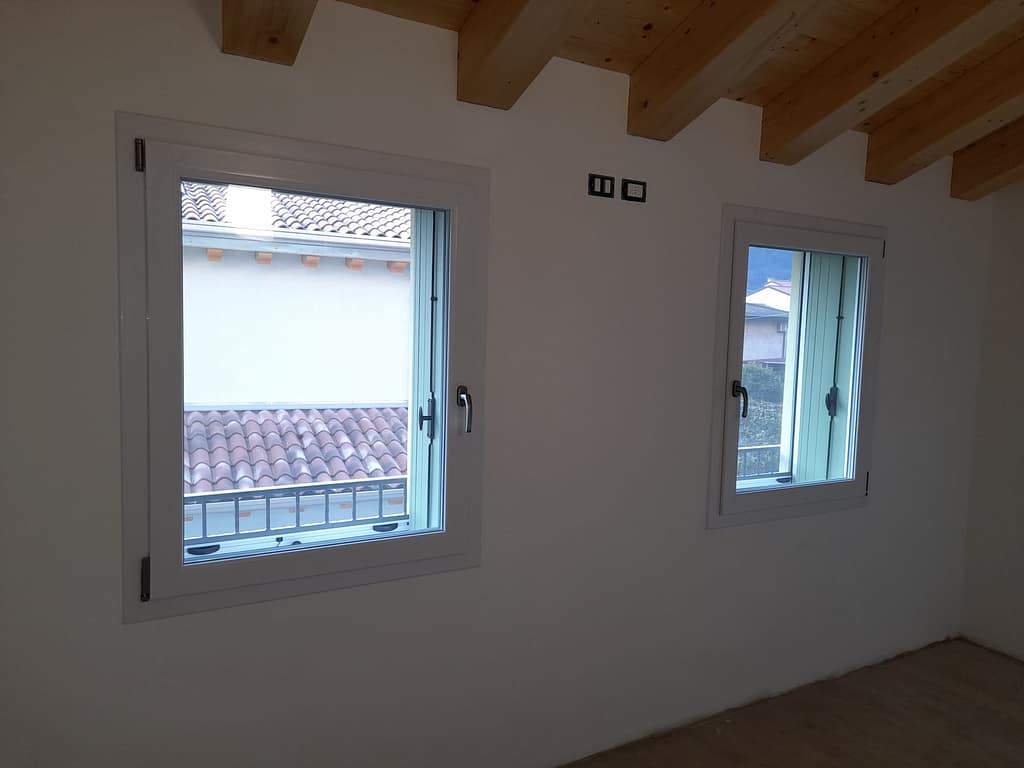 Finestre in pvc bianche. Posate a illasi