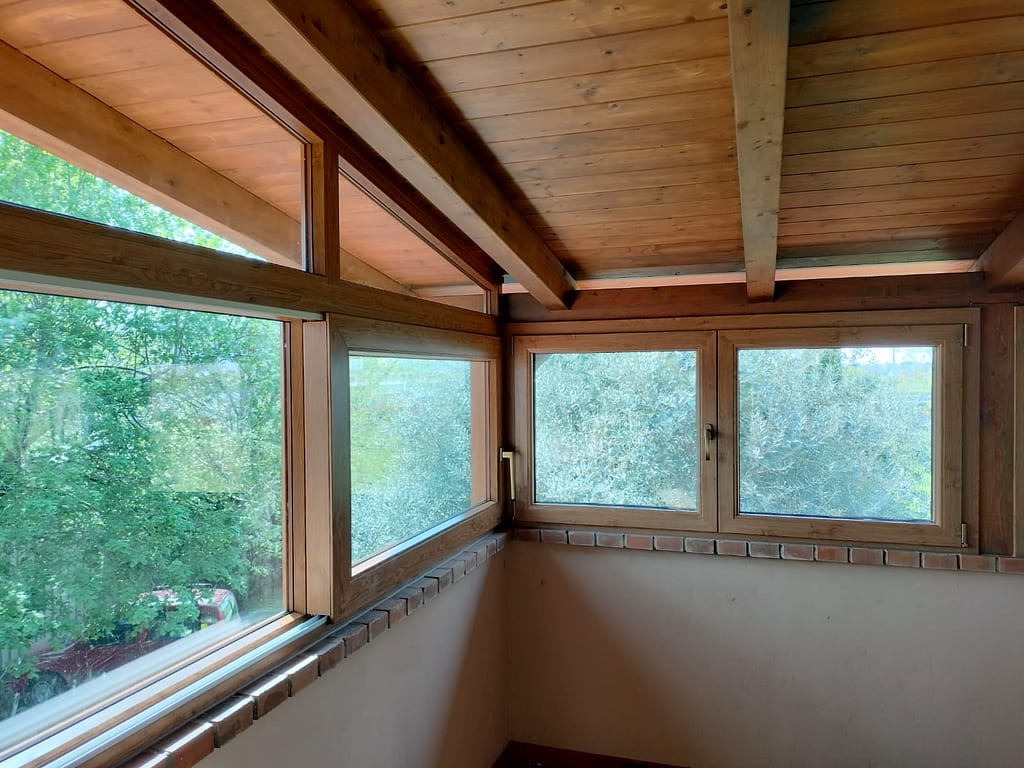 Installazione di serramenti in pvc su misura per attico mansardato con travi a vista a Caldiero