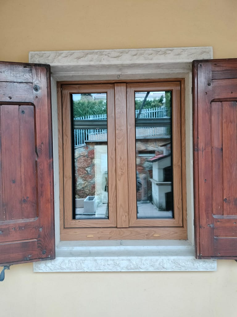 Finestra in pvc effetto legno con scuri in legno. Installata Bovolone