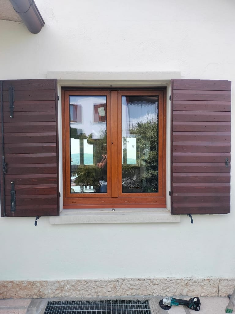 Finestra in pvc effetto legno con scuri colore mogano. Installati ad Arcole