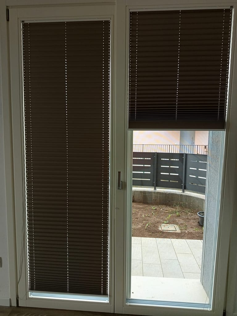 FInestra in pvc bianca con veneziane interne. Installata a Zevio