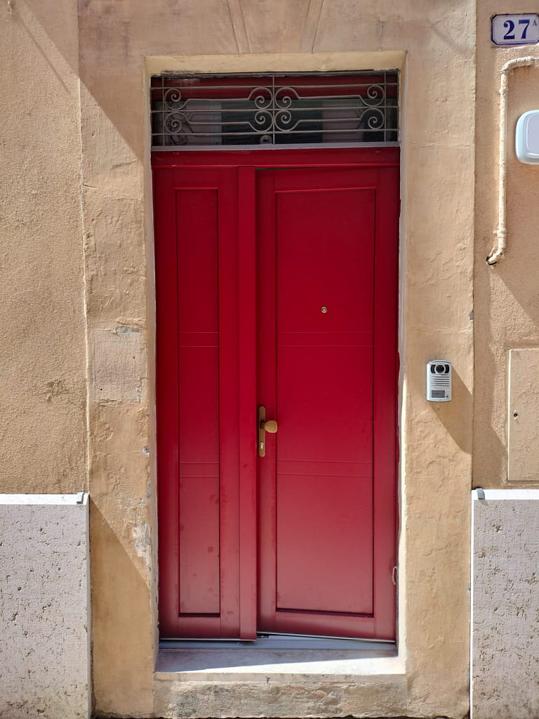 Portoncino in pvc con rivestimento in alluminio aluskin colore rosso ral 3004. Installato a Montebello vicentino