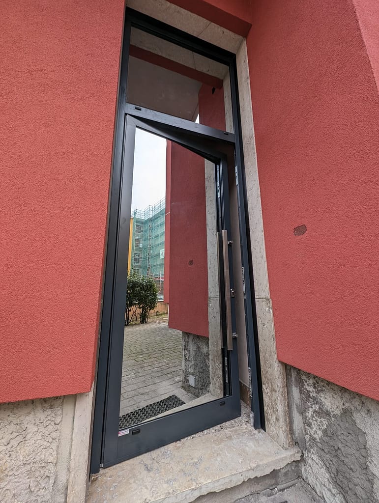 Porta in alluminio vetro specchiato, condominio verona